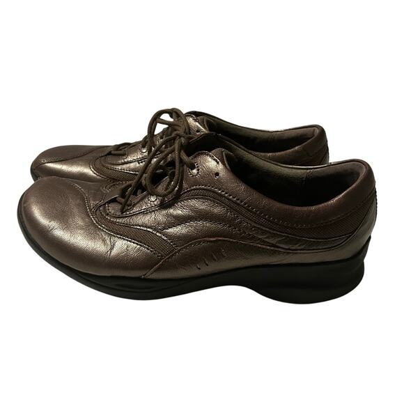 Women’s Clark’s in motion leather gold lace up
Shoes size 8.5 - Picture 1 of 3